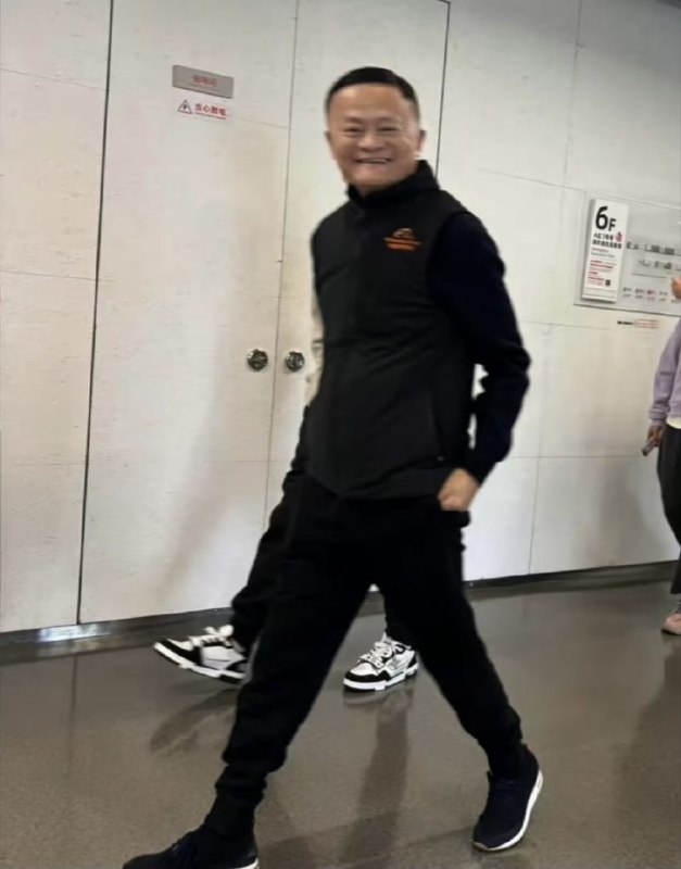 马云现身阿里园区心情很好，同时也拿下了苹果大客户link 😅